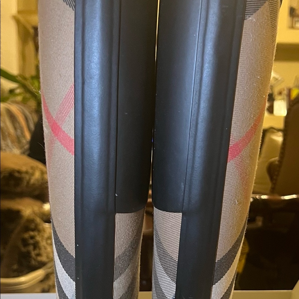 NIB BURBERRY Simeon Check Waterproof Rain Boots SZ 6.

1” heel

Pull-on - Picture 8 of 14